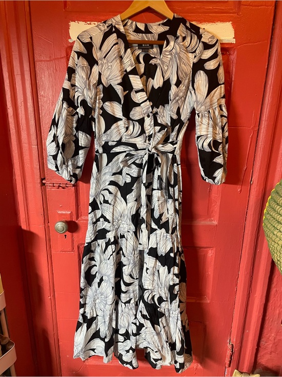 Maeve Dresses & Skirts - Anthropologie Maeve Black/White Botanical Floral Belted Puff Sleeve Midi Dress